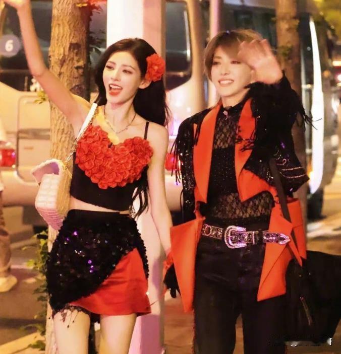 对不起！我真嗑到了。张予曦和刘忻这对姐妹花，真的好像小说里的那种“摇滚女歌手”和