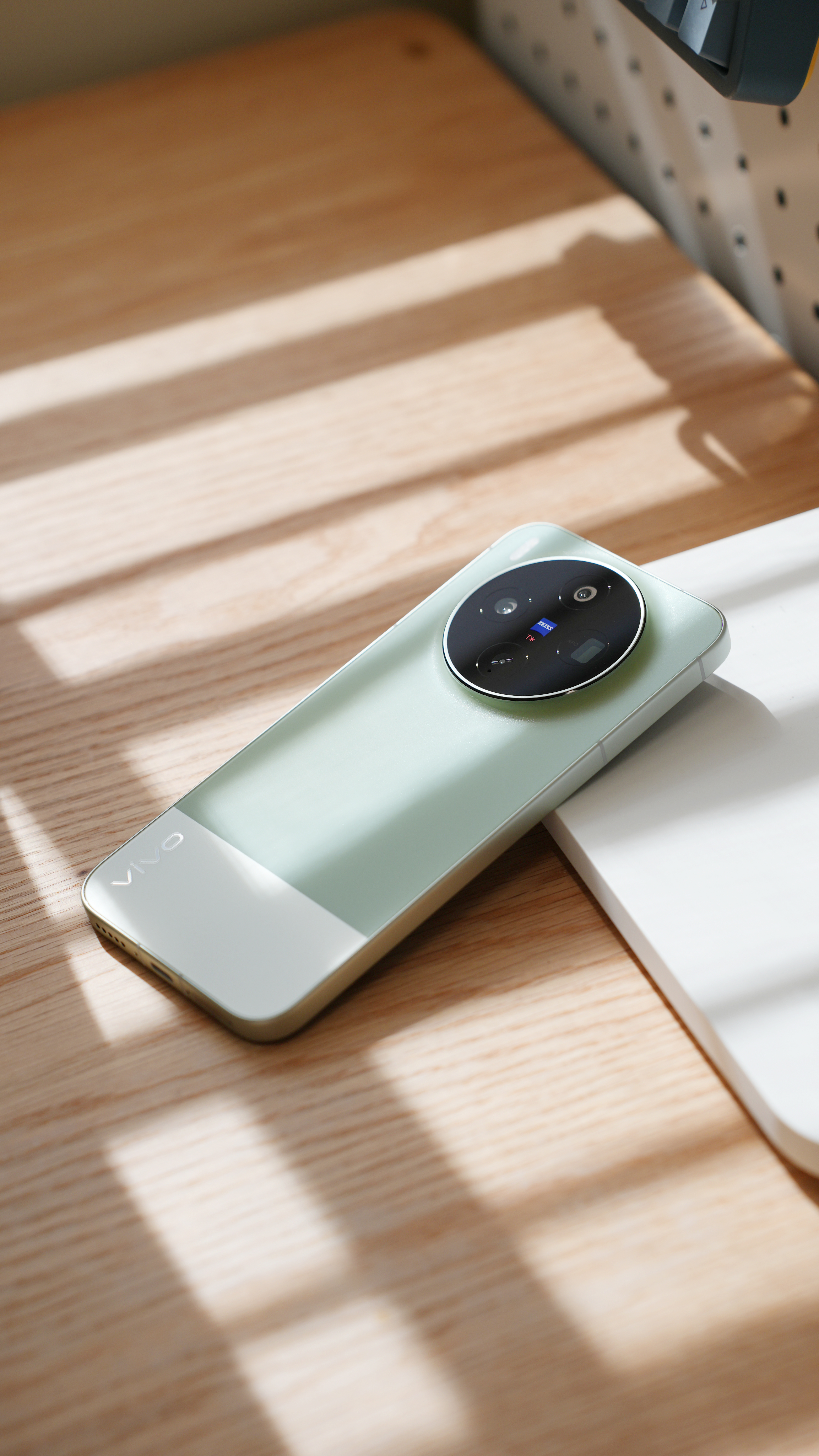 没打灯，午后阳光刚好撒桌上，vivo X300s随手一拍都很好看