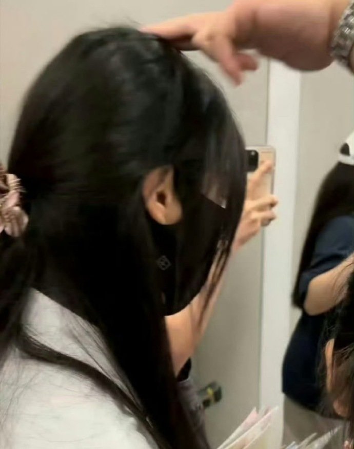 卢昱晓遭陌生人拍头卢昱晓独自出行被陌生人拍头考了！这么管不住自己的手直接捐了呗 