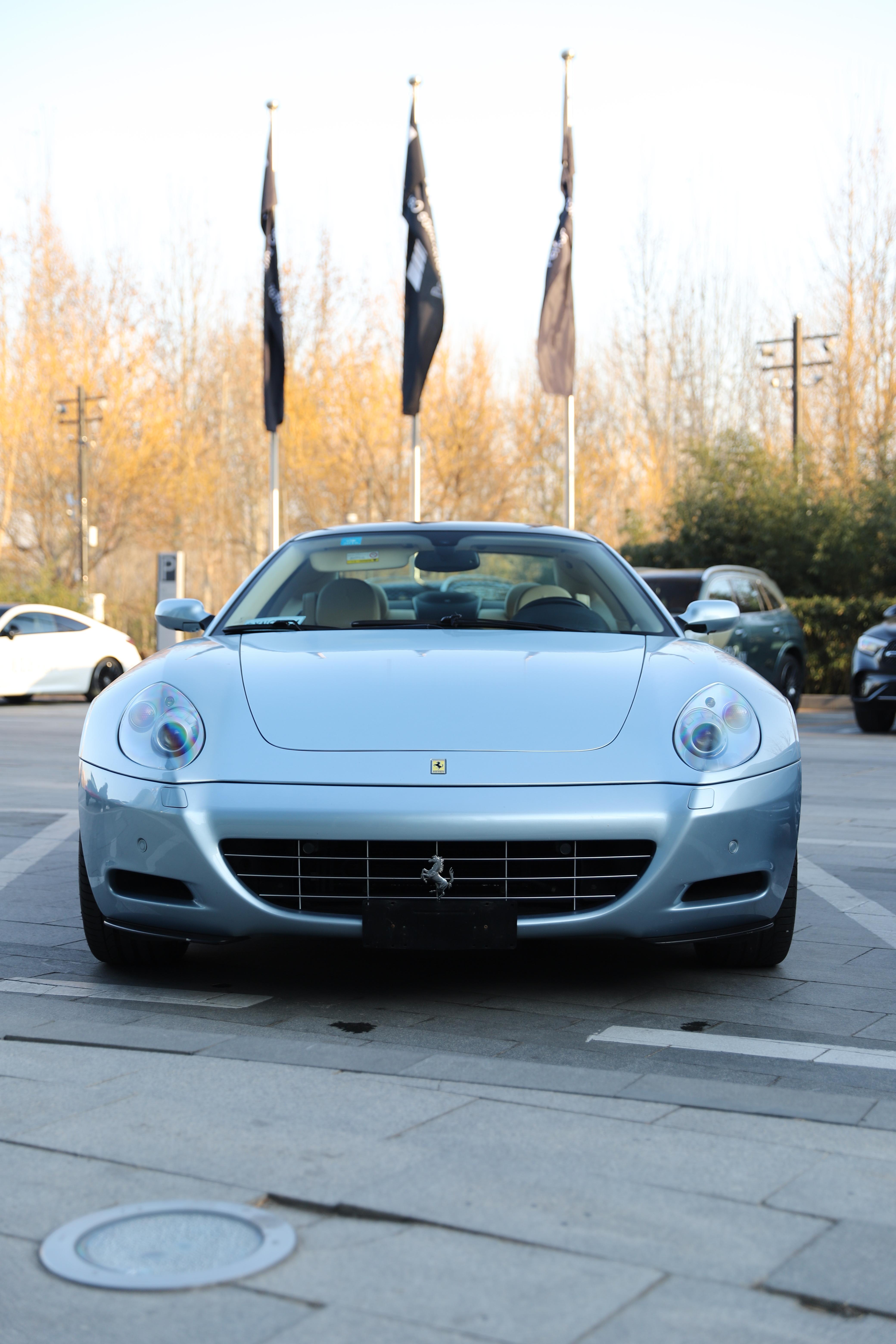 早偶遇一台法拉利612，好漂亮的冰蓝色🧊北京初雪来了下雪