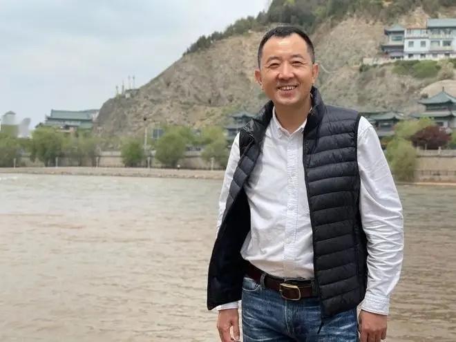 2015年，巴东县原县长刘冰在入狱前一天，陈行甲问他："为什么这么恨我？"刘冰咬