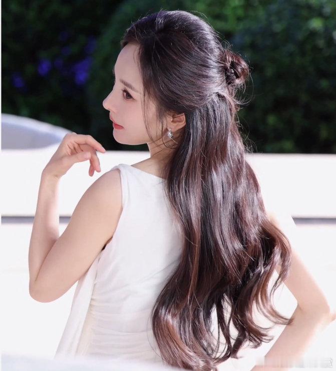 杨幂白裙造型梦回夏晚晴 看到幂姐穿白色无袖长裙半扎发，瞬间梦回夏晚晴，温柔清雅又