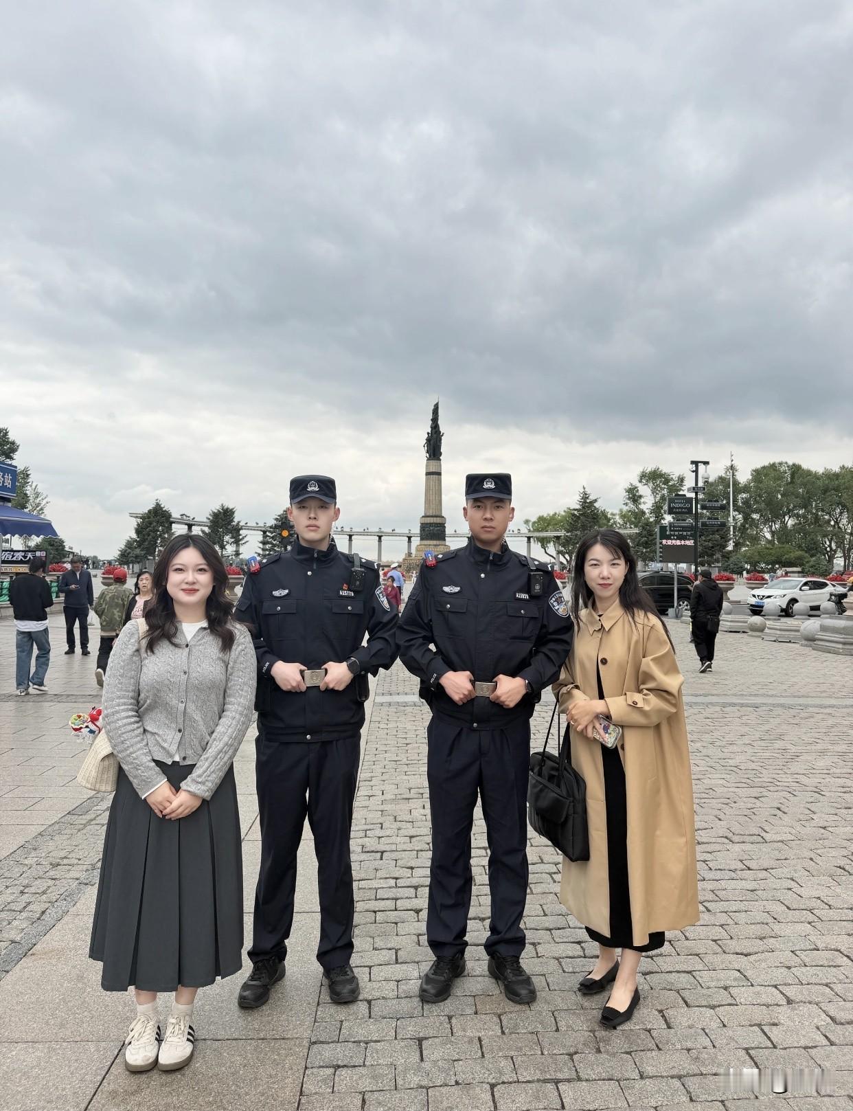 如何看待特巡警为高考学子护航体现关怀：展现社会对高考的重视和对学子的关爱。