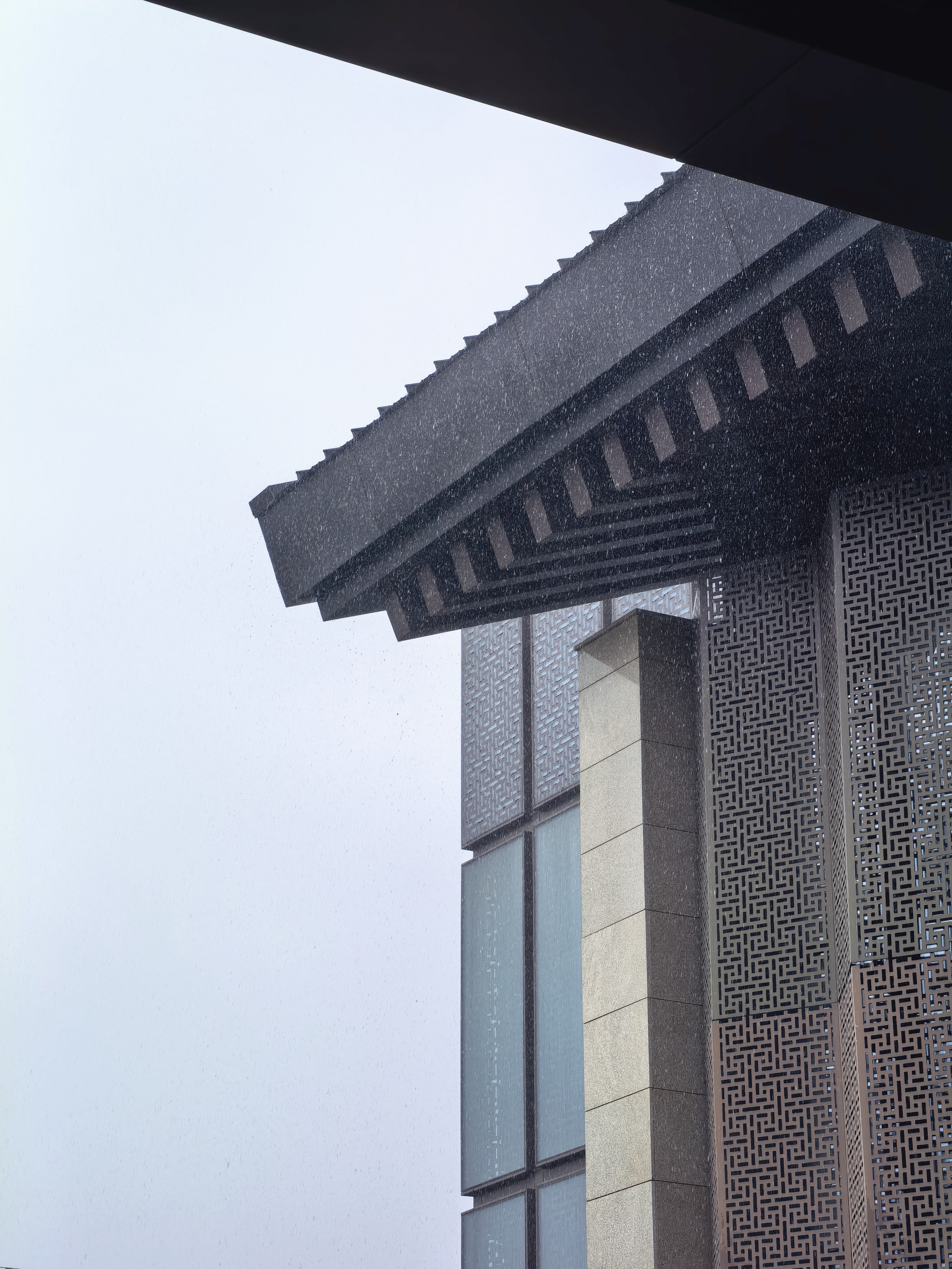 北京这雨下的呀，里面夹杂着冰球，很大一颗颗的砸下来伴随的就是航班呀，天天延误，最
