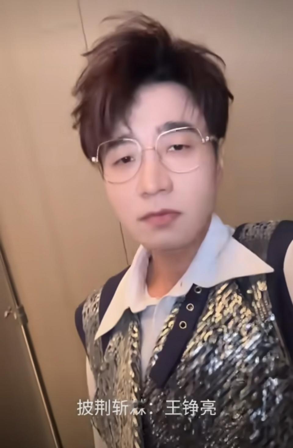 时光音乐会旋转转场  惊喜转场，一张帅脸之后是一张更帅的脸！  