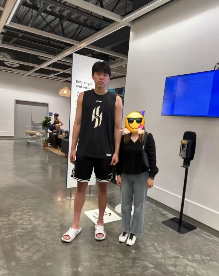 有网友在波特兰当地的商场偶遇杨瀚森并合影，能看得出来，杨瀚森的上半身壮了不少。说