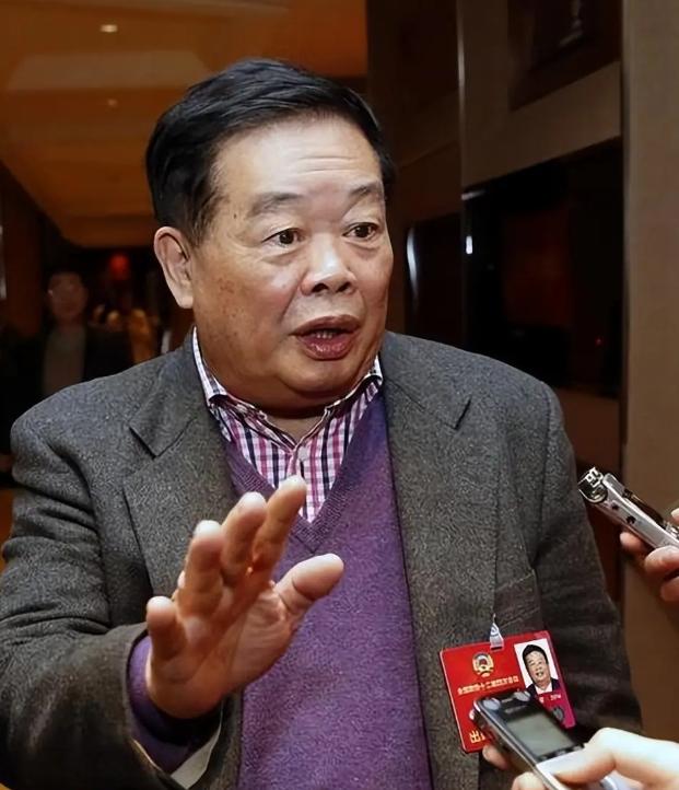 近日，一则关于福耀科技大学只招50名学生的消息引发热议。有人拿北大招4500人、