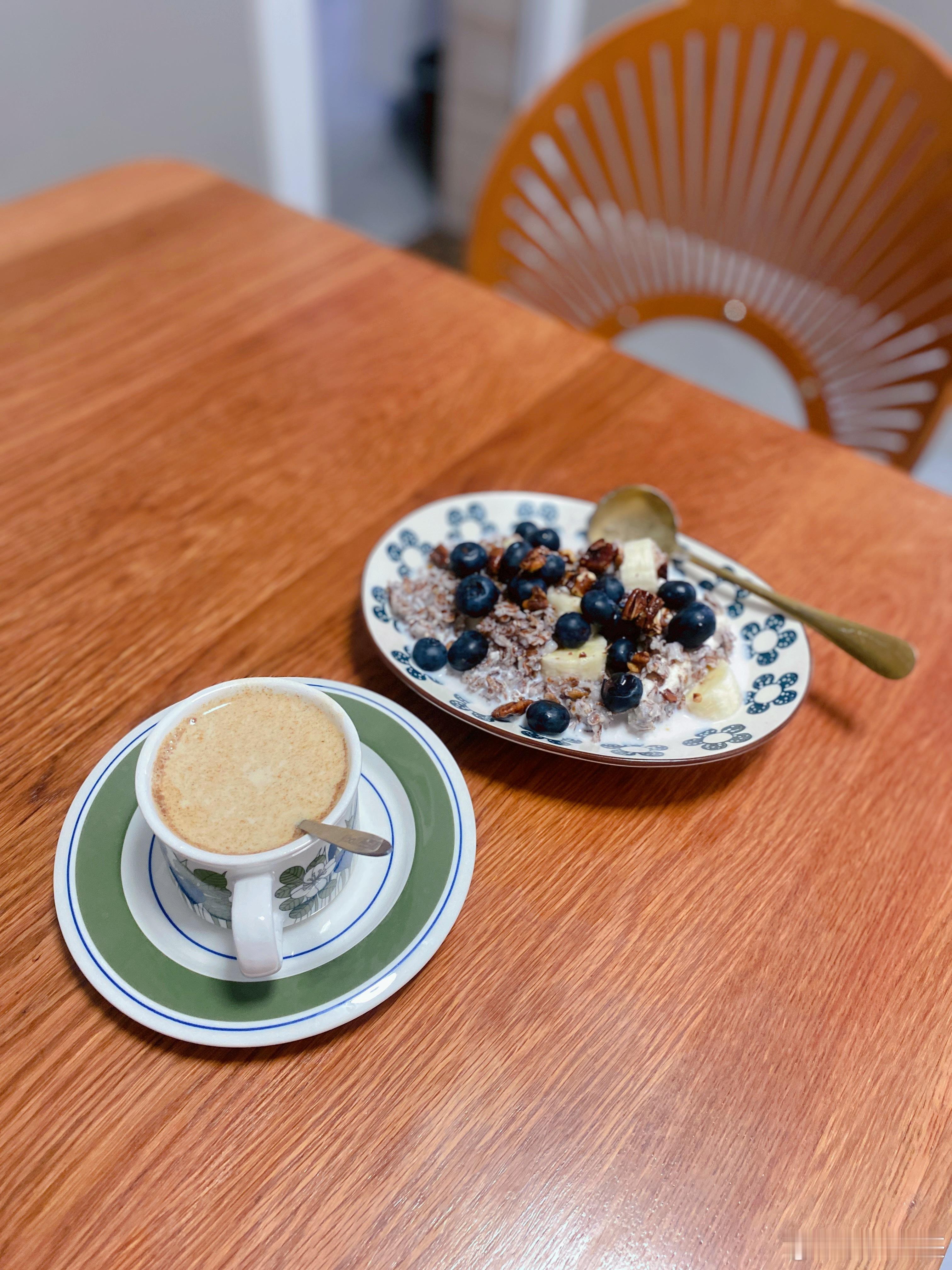 周末早麦片这种食物很伟大，看着平平无奇一旦吃进肚子里，既有饱腹感又非常舒服早餐早