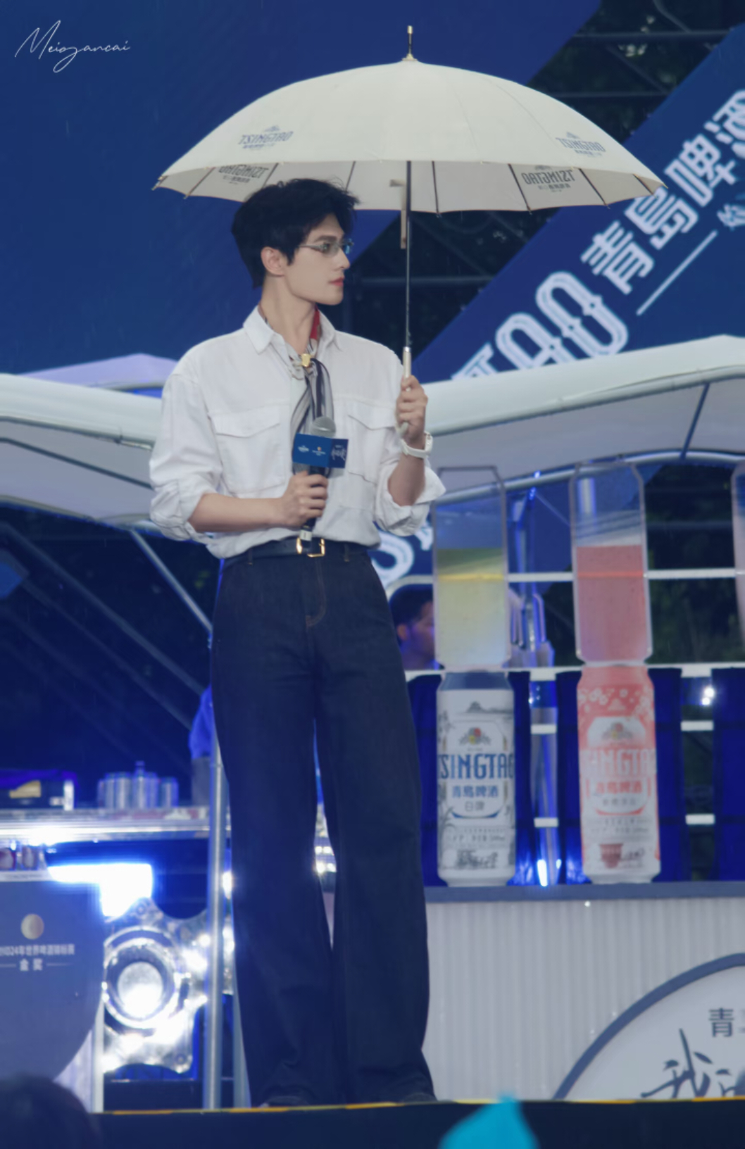 杨洋 这不是漫画里走出来的大帅哥吗身高腿长，宽肩窄腰，绝美侧颜太绝了图片cr:?