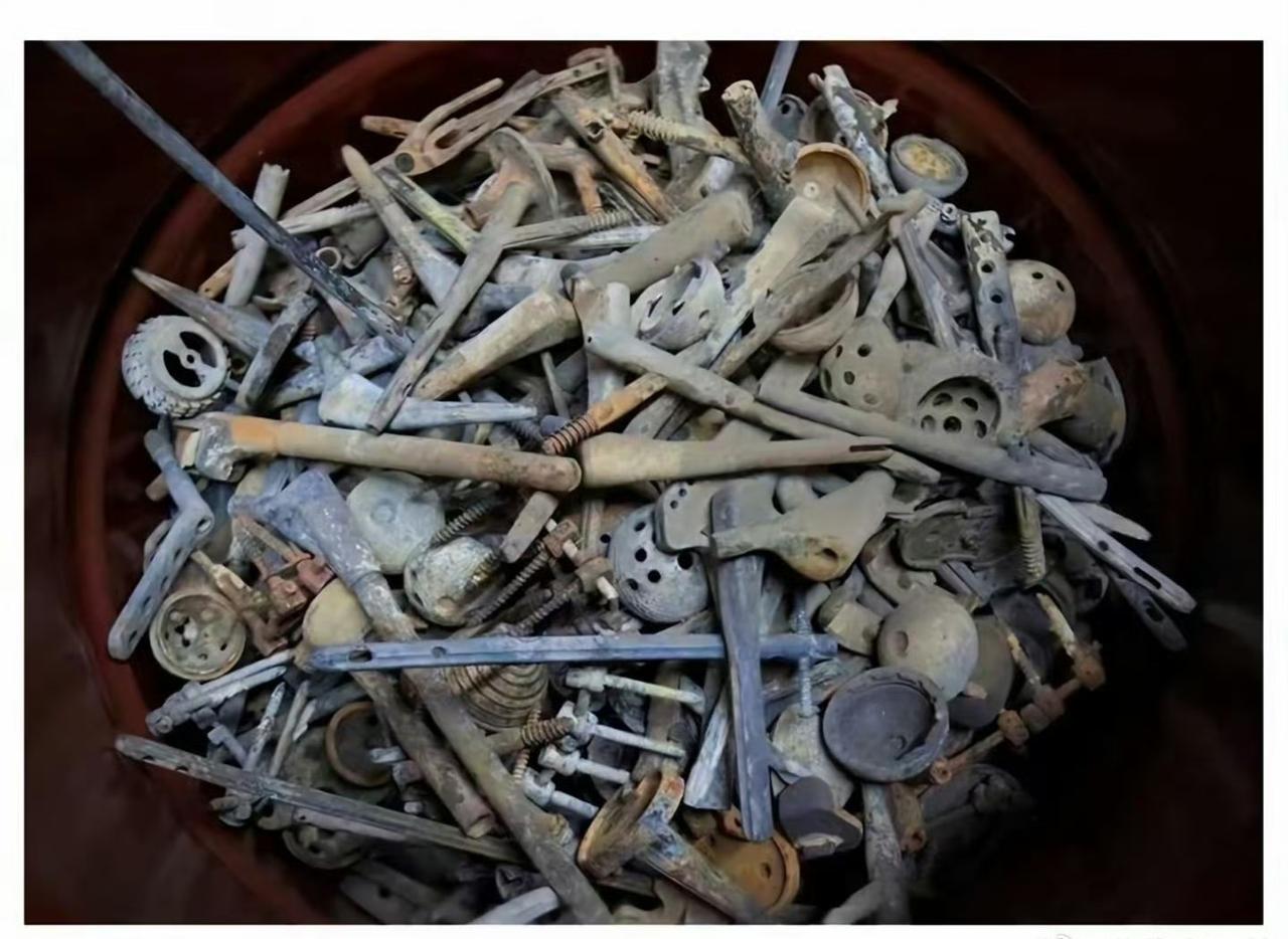 阿弥陀佛，火化炉清理出的“零件”。