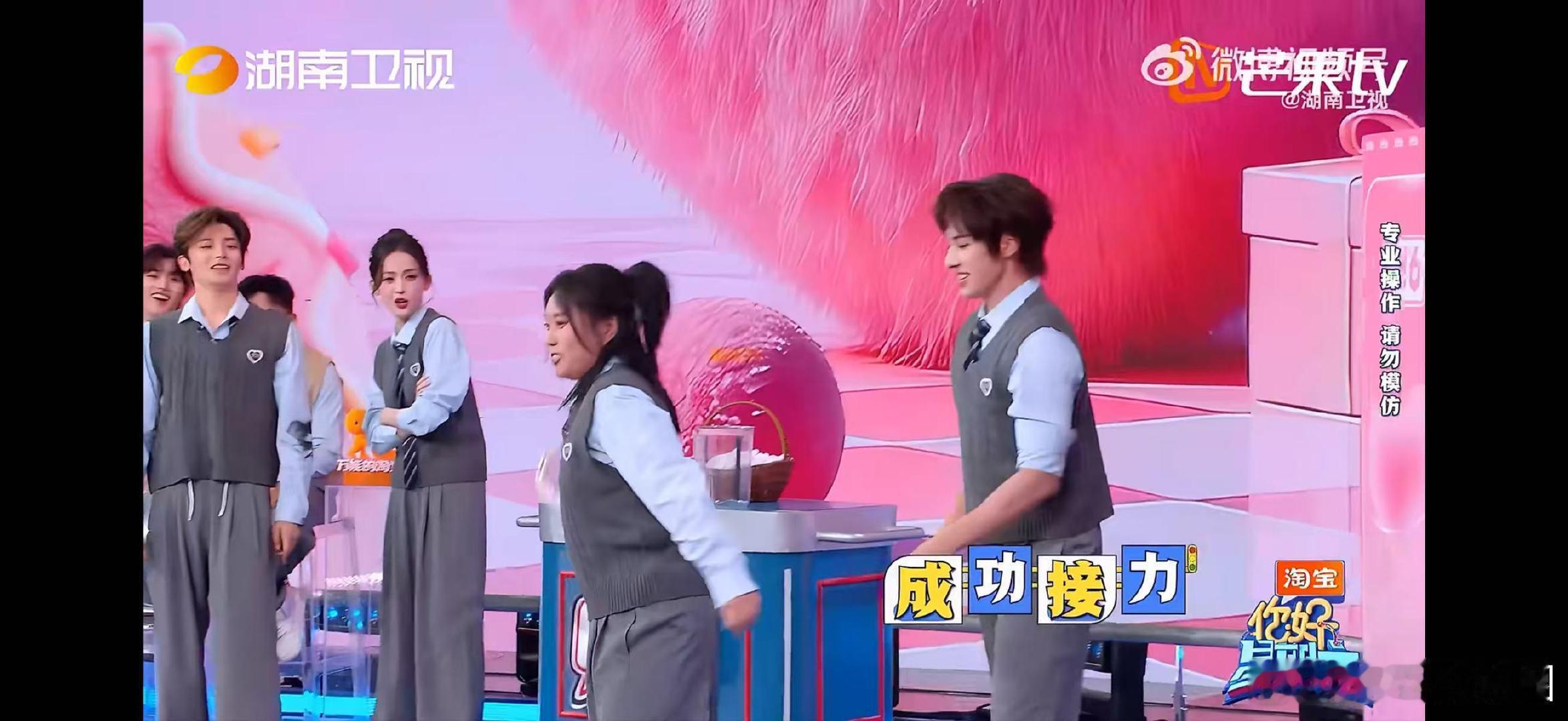 李雪琴我磕磕绊绊抡向你你好星期六李雪琴磕磕绊绊抡水桶！所到之处宛如一场人工降雨 