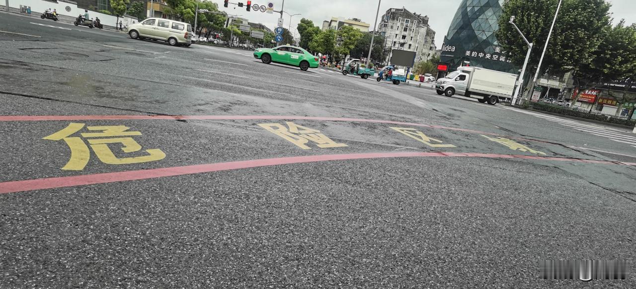 镇江人的工作贴心又细致，着实暖人心。
昨天我到了镇江，地面上的交通提醒标识格外引