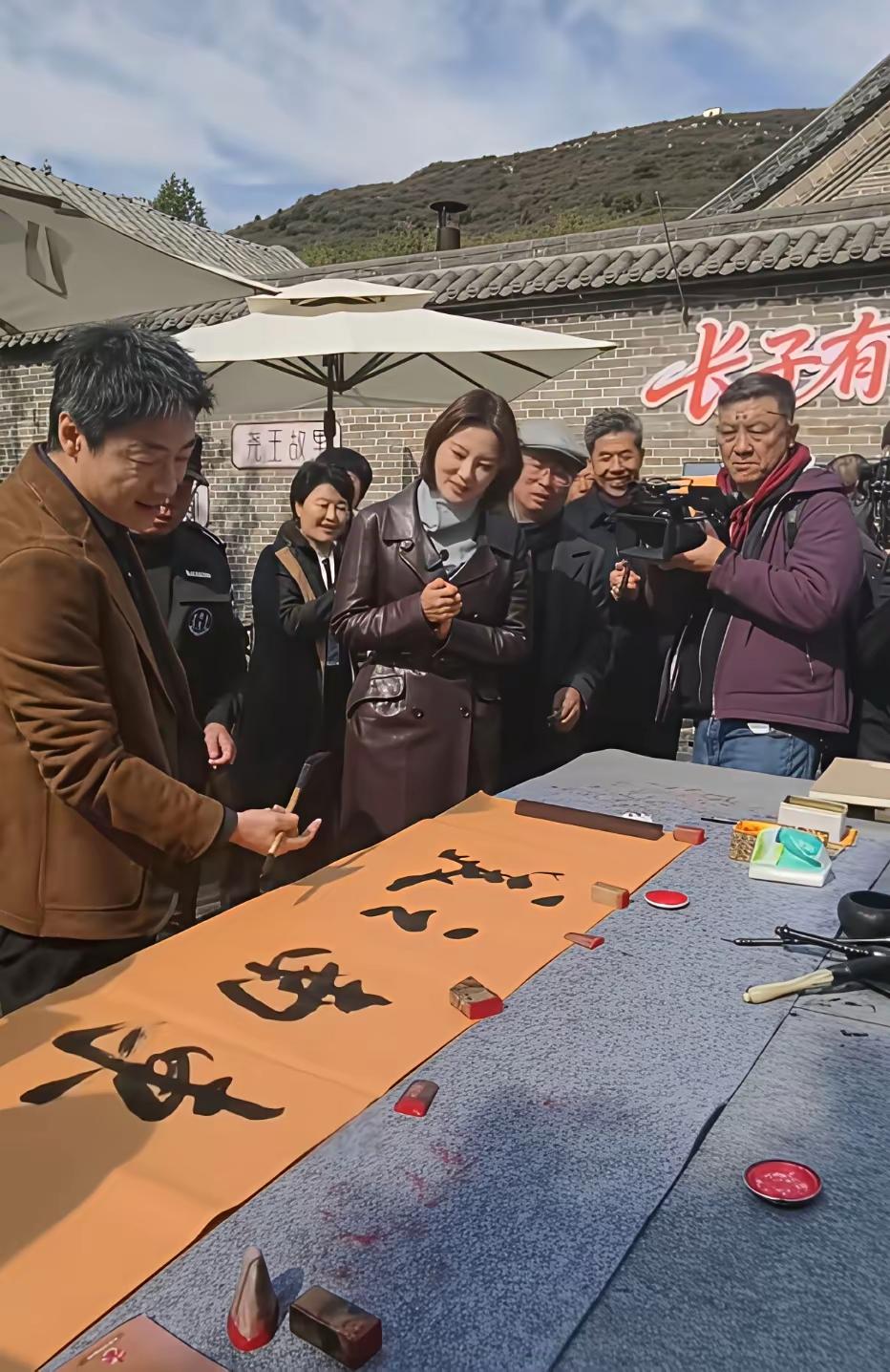 没想到，祖峰的毛笔字写得这样好！

刚刷到演员祖峰随主持人刘芳菲到山西农村采风，
