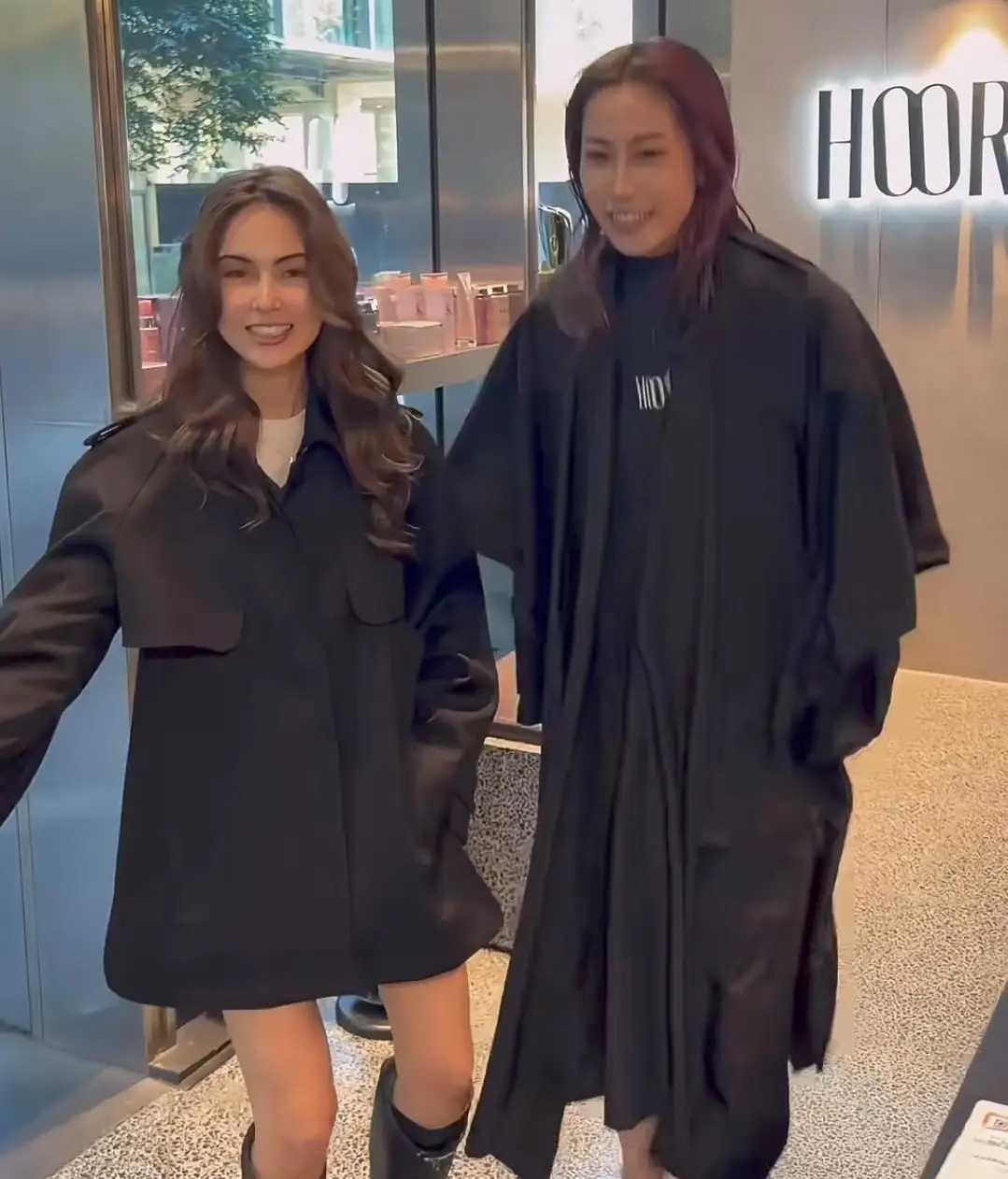 周杰伦老婆昆凌现身墨尔本一家造型工作室，她做了一款长卷发，看起来好漂亮，她好会享