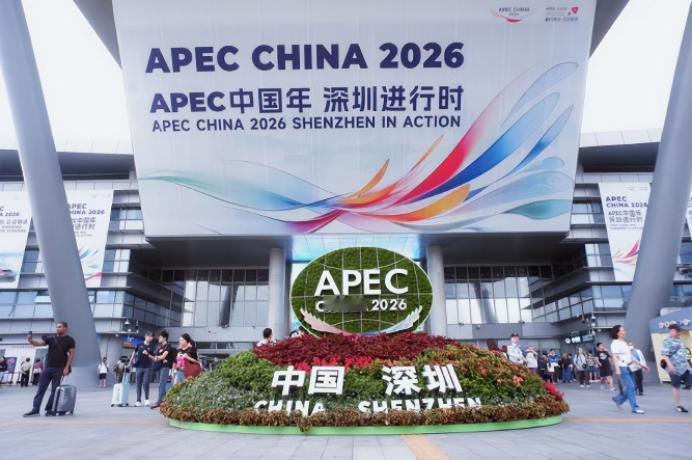 谁能想到，平时总被网友调侃只知道在免税店“买买买”的中国游客，这次竟然成了让外国