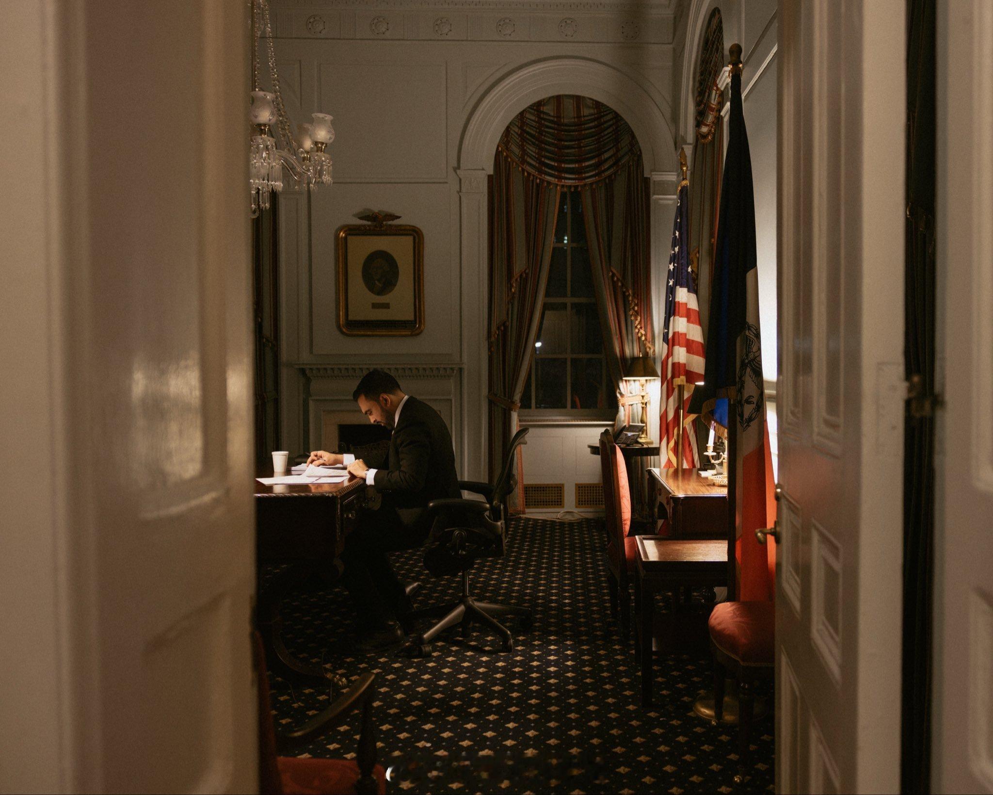 人民公仆Mamdani上任第一天就挑灯夜战，元旦半夜加班。 