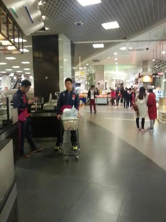 抓到一只小猪逛超市哦[兔子] 