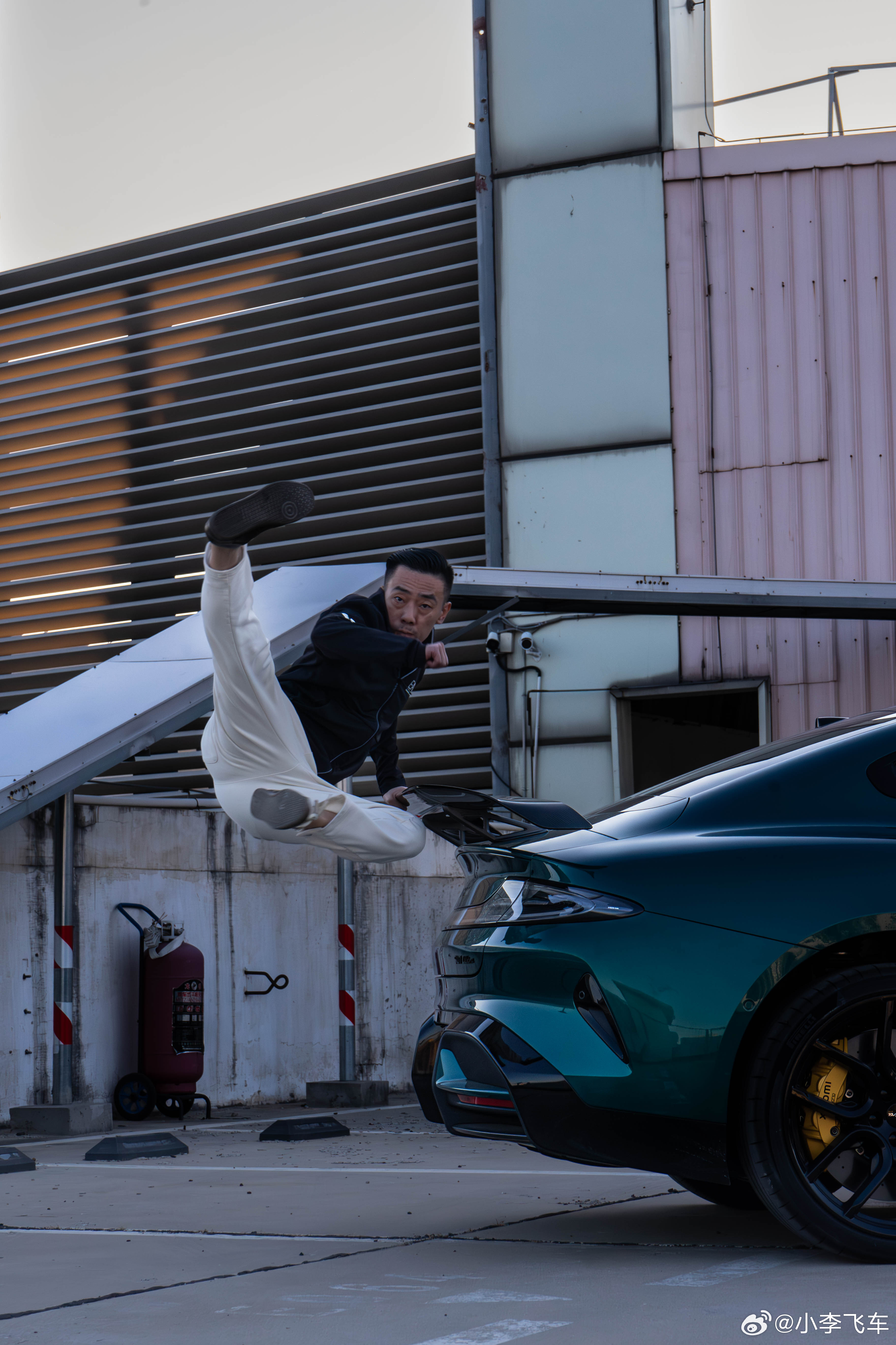 小李飞车 平台提示去年的今天，二十多万人点赞让我媳妇给我买了小米su7ultra