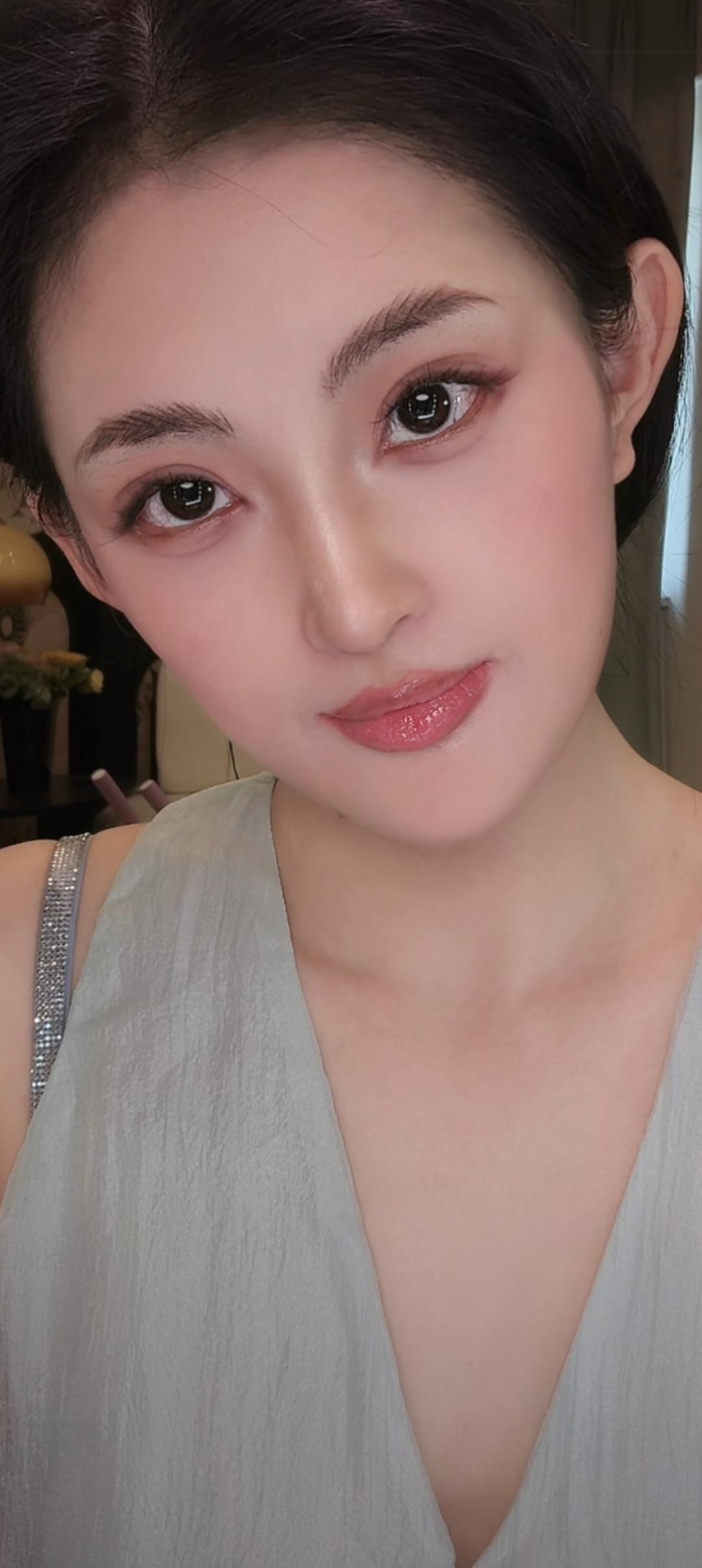 这位美女化妆好精致啊！