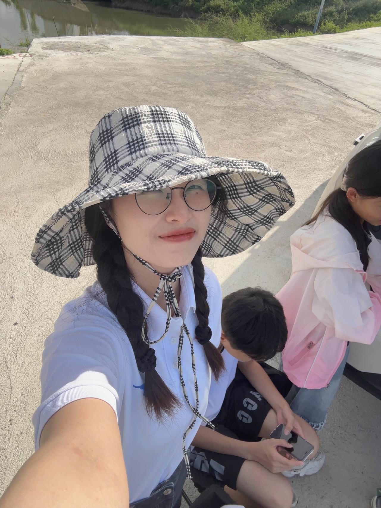 带着一群小屁孩子来钓鱼～

今天争取一人一条体验版

天气太热，零跑全新C11就