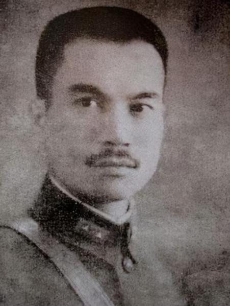 1945年，东北军元老何柱国赴宴喝下一杯酒，第三天后突然双目失明。美国医生查出是