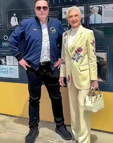 超级富豪们工作之余在做什么？黄仁勋和爹妈一起吃饭，马斯克探望老妈梅耶。
马斯克的