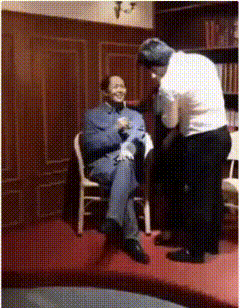 【蜡像（毛主席）前的泪，是跨越时空的凝望】在博物馆的展厅里，一尊毛主席蜡像静静伫