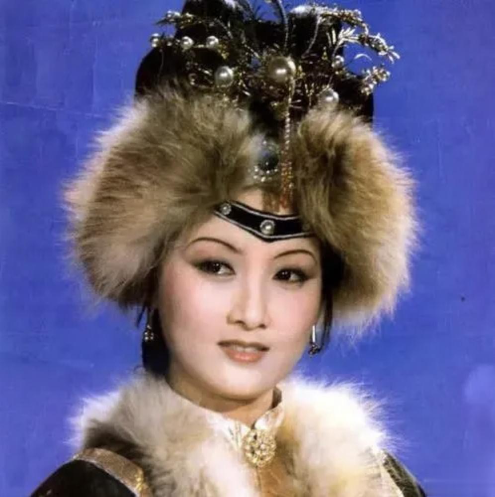 卧兔，就像是头上卧了一只小兔子。一种皮毛制成的额巾，也叫貂覆额，冬天戴的。王熙凤