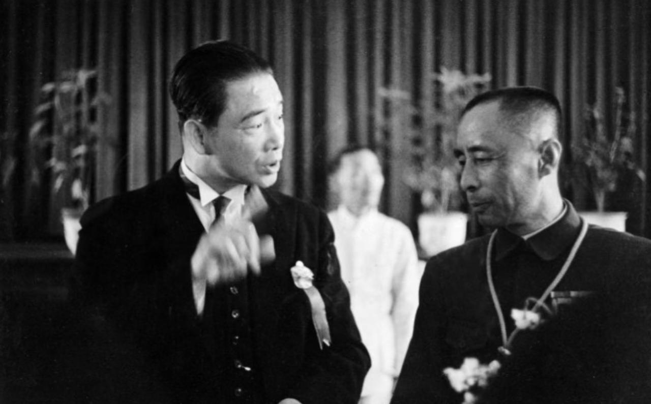 没想到这张1940年南京拍摄的老照片里，相谈甚欢的两个人，早年一个是冒死刺杀清摄