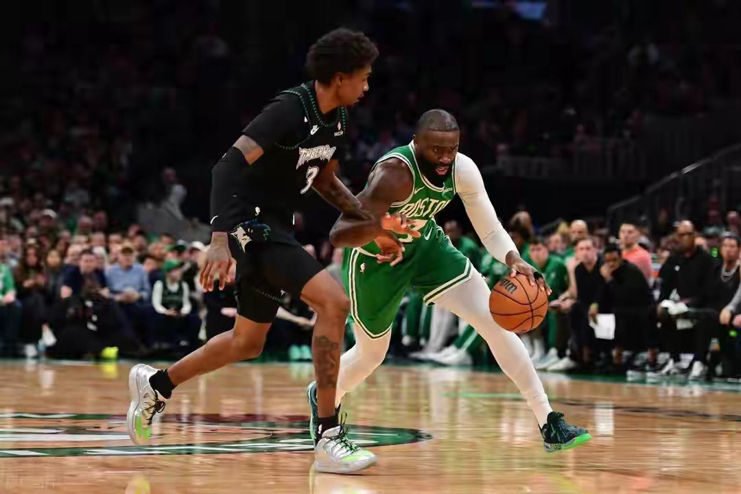 爆冷！爱德华兹缺阵仍掀翻联盟第一！森林狼客场102-92击败凯尔特人，终结对手四