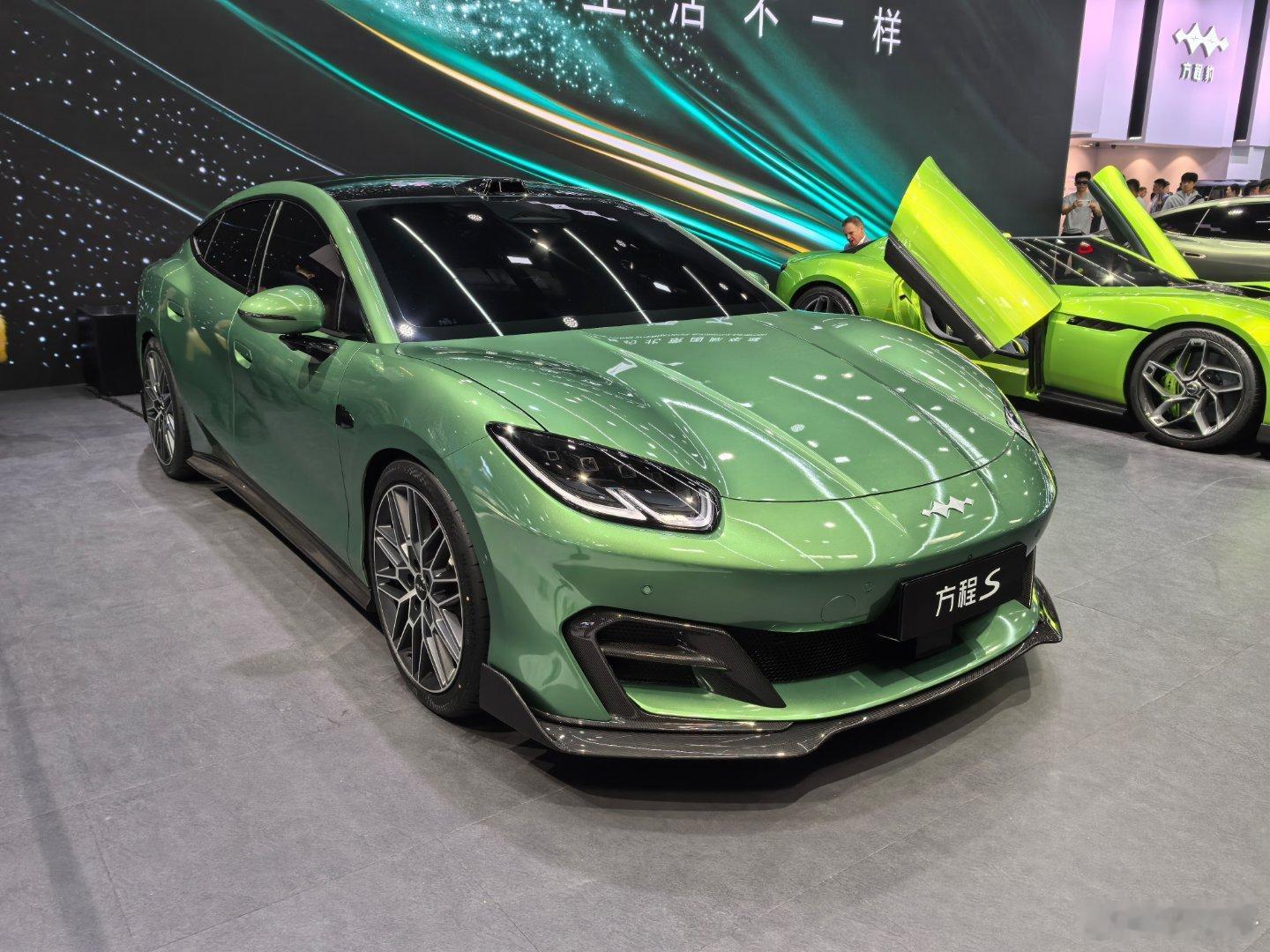 方程豹的轿车:方程S，猜对了当时海报里的♾️的意思，就是尾灯造型！前脸两侧隆起的