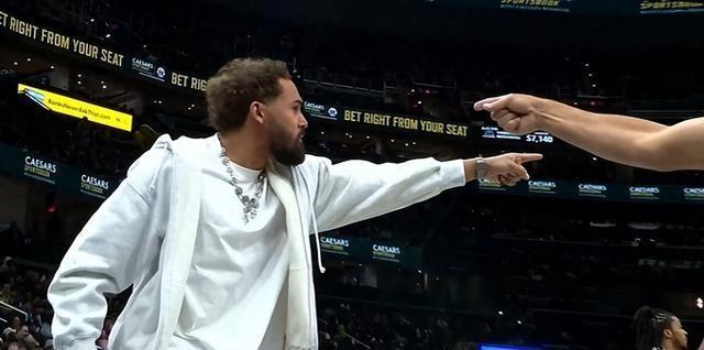 奇才主场，第三节。
伤停的特雷-杨从板凳席冲入场内，手指着裁判和火箭球员伊森。