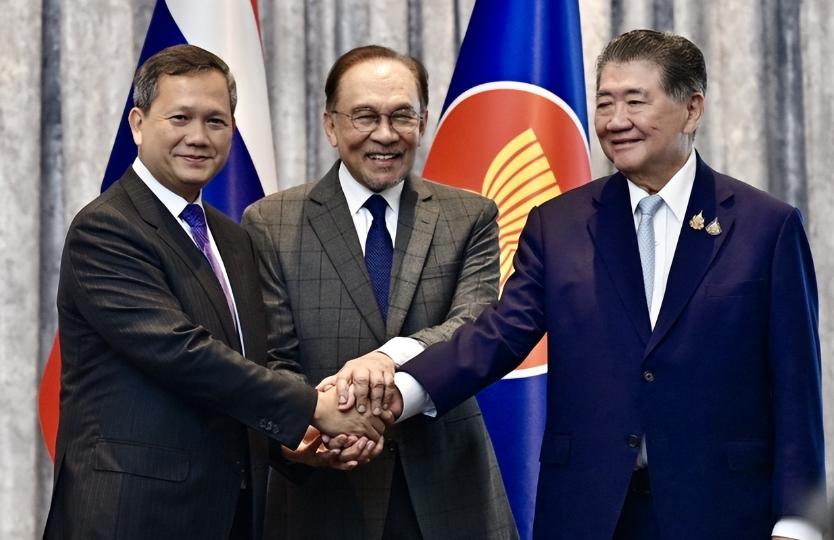 收到泰国紧急通报，中方当天召开重要会议，军队同时进驻柬埔寨
 
特朗普自宣泰柬双