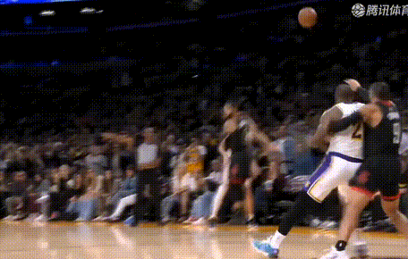 #火湖大战裁判报告##NBA季中锦标赛##NBA你我皆主角# 狄龙一秒四犯，裁判