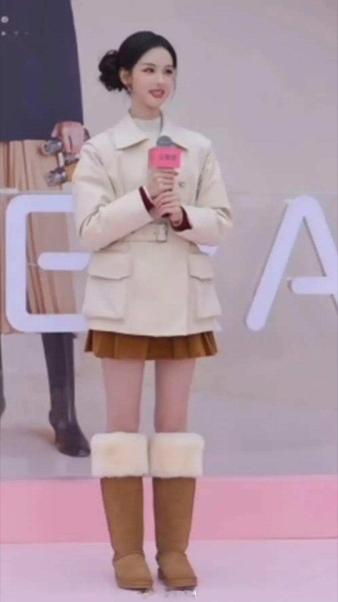 哈哈哈哈哈陈都灵今日份妆造穿着毛绒绒的雪地靴，真的很像一只小兔子啊，毛茸茸的小腿