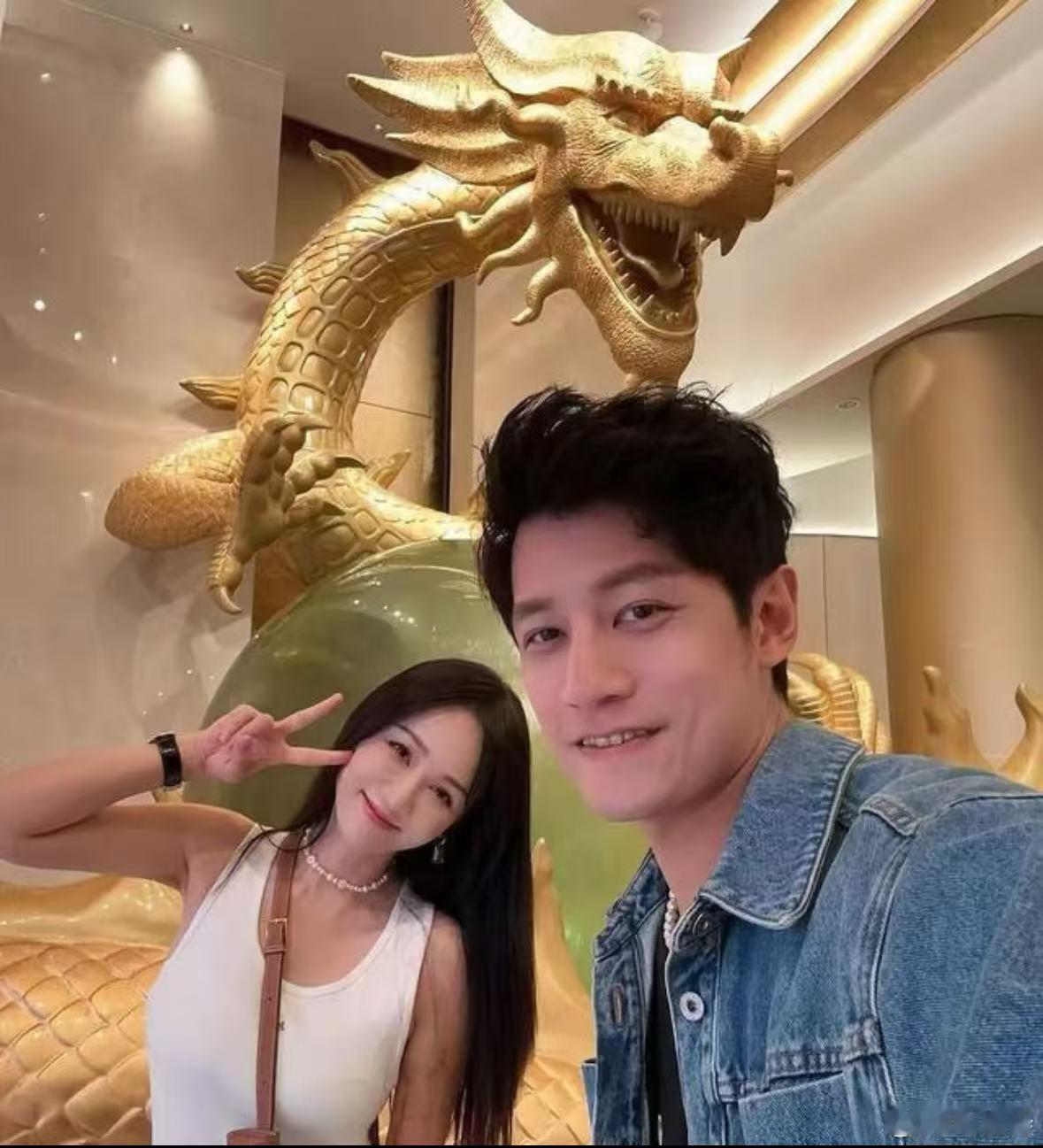 陈乔恩艾伦水上背偶像剧即视感 艾伦背着陈乔恩，水面上的每一步都像是拍电影一样，陈