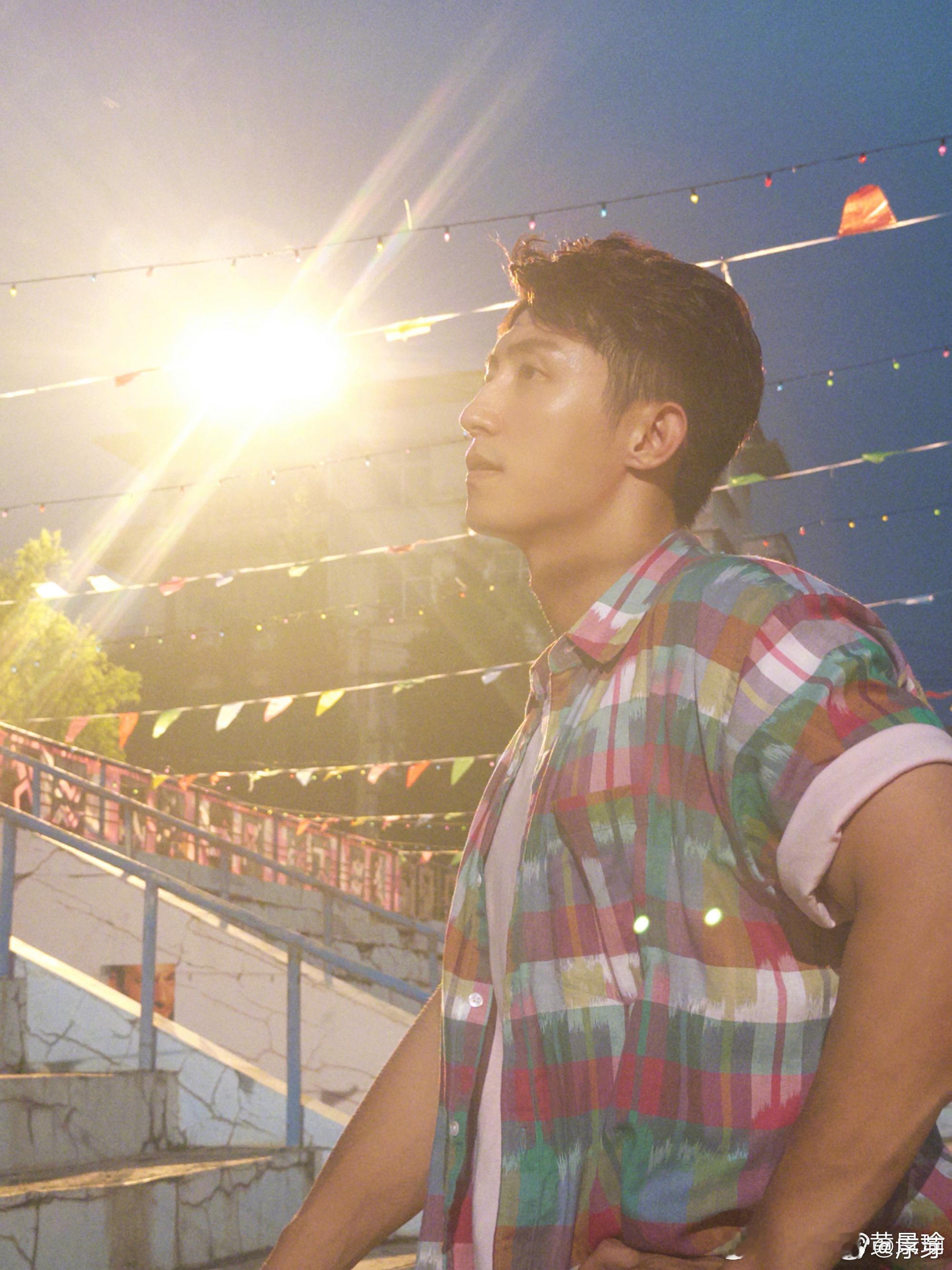 黄景瑜也在看蜜语纪黄景瑜妥妥内娱人脉担当，闲暇之余不忘给朋友们的新剧助威，大方官