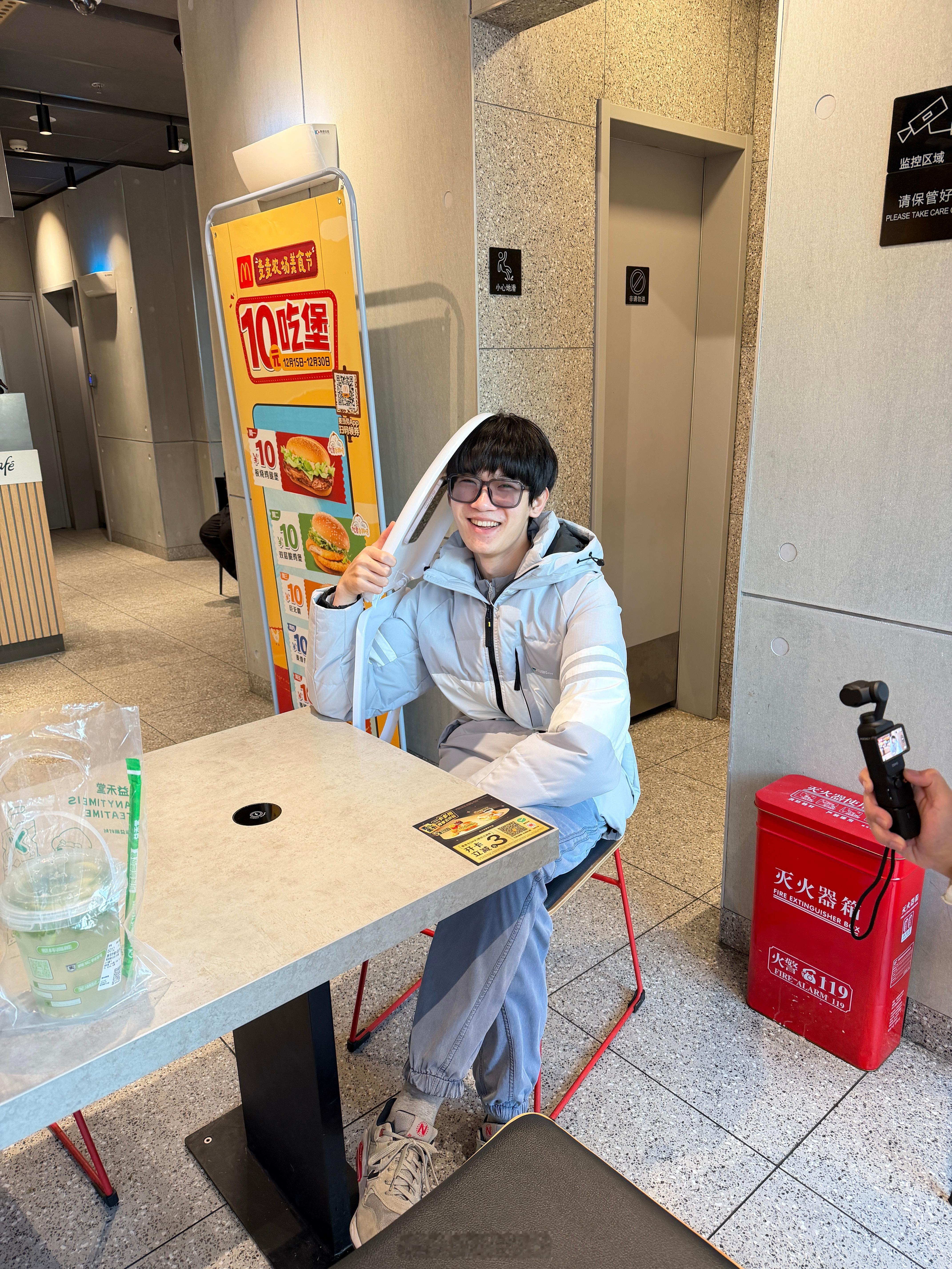 奇葩手机壳大挑战如果你在路上看到有人用这个奇葩手机壳，你会_____？ 