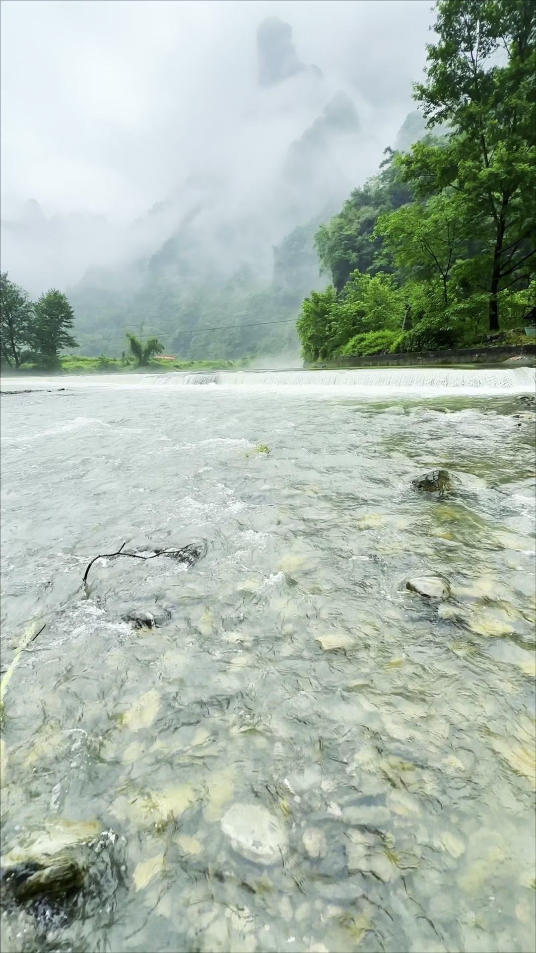 在山水间走一遭，烦恼好像都被风吹散了。站在山顶俯瞰，云雾缭绕中天地仿佛连在了一起