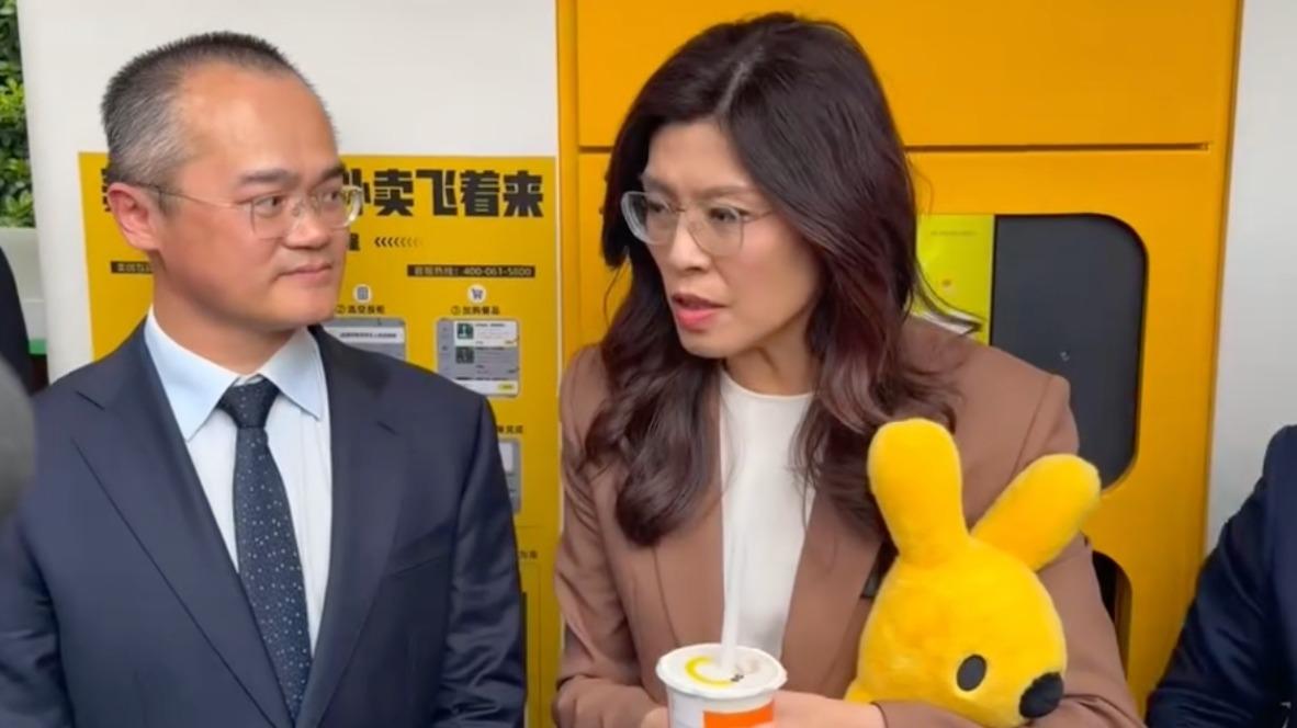 台湾政客在上海惊了：外卖从天而降，这招必须学！

无人机送奶茶，把国民党主席郑丽