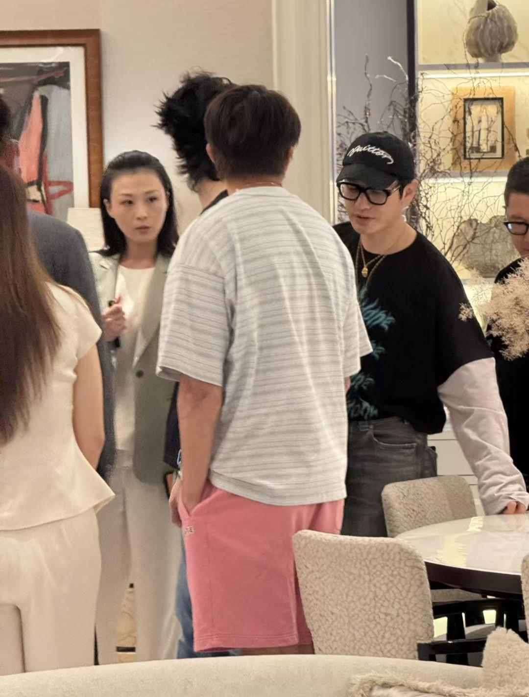 48岁黄晓明在上海一处高端住宅区看房被偶遇，他的穿衣打扮很低调，衣服不合身，裤子