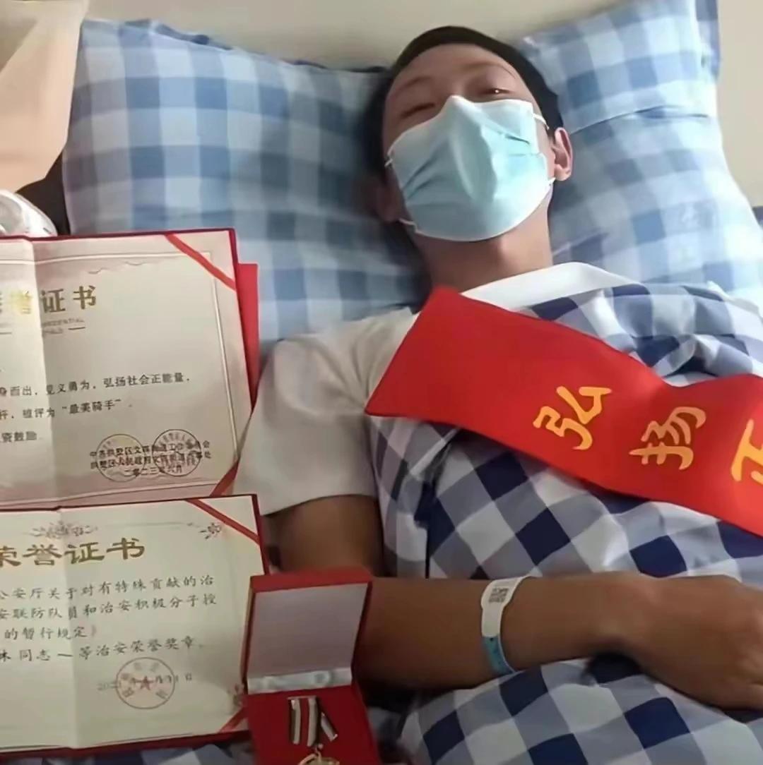 杭州有大爱！
3个月前，他从这座桥上一跃而下，救起了一个女孩。
3个月后，他作为