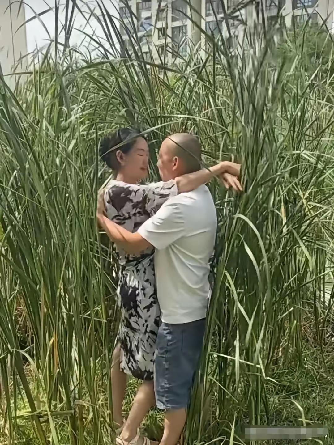 大哥每天都出去钓鱼去。
今天终于钓到大鱼了[捂脸]