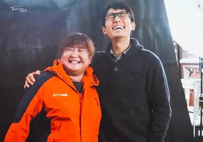 噗，贾玲和大帅哥朱一龙合影莫名让我想到当年的肥肥沈殿霞和郑少秋[允悲]今年的百花