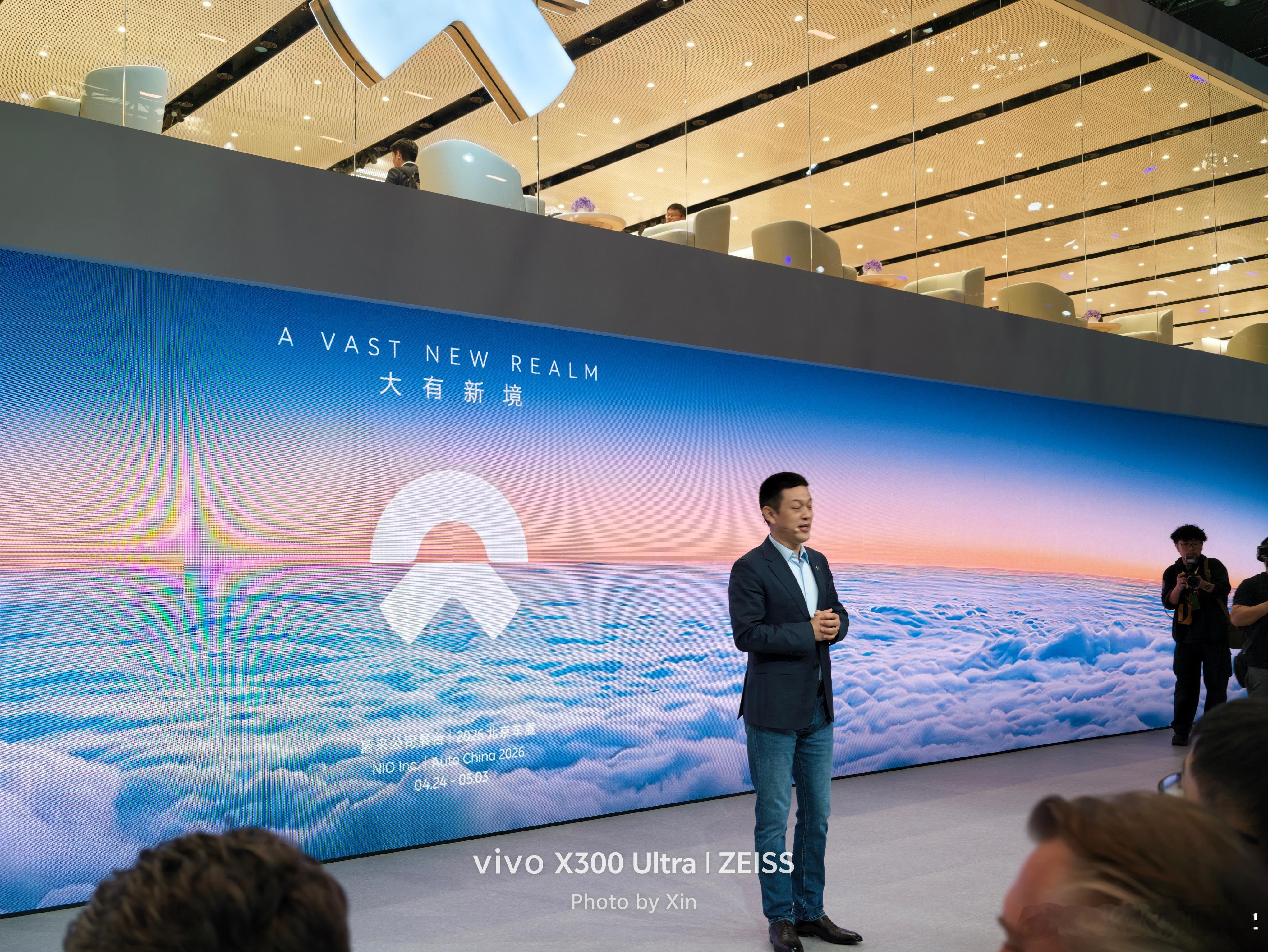 斌哥出场了，这个是萤火虫的奖杯含金量大家可以查一下，世界级的汽车大奖。北京车展蔚