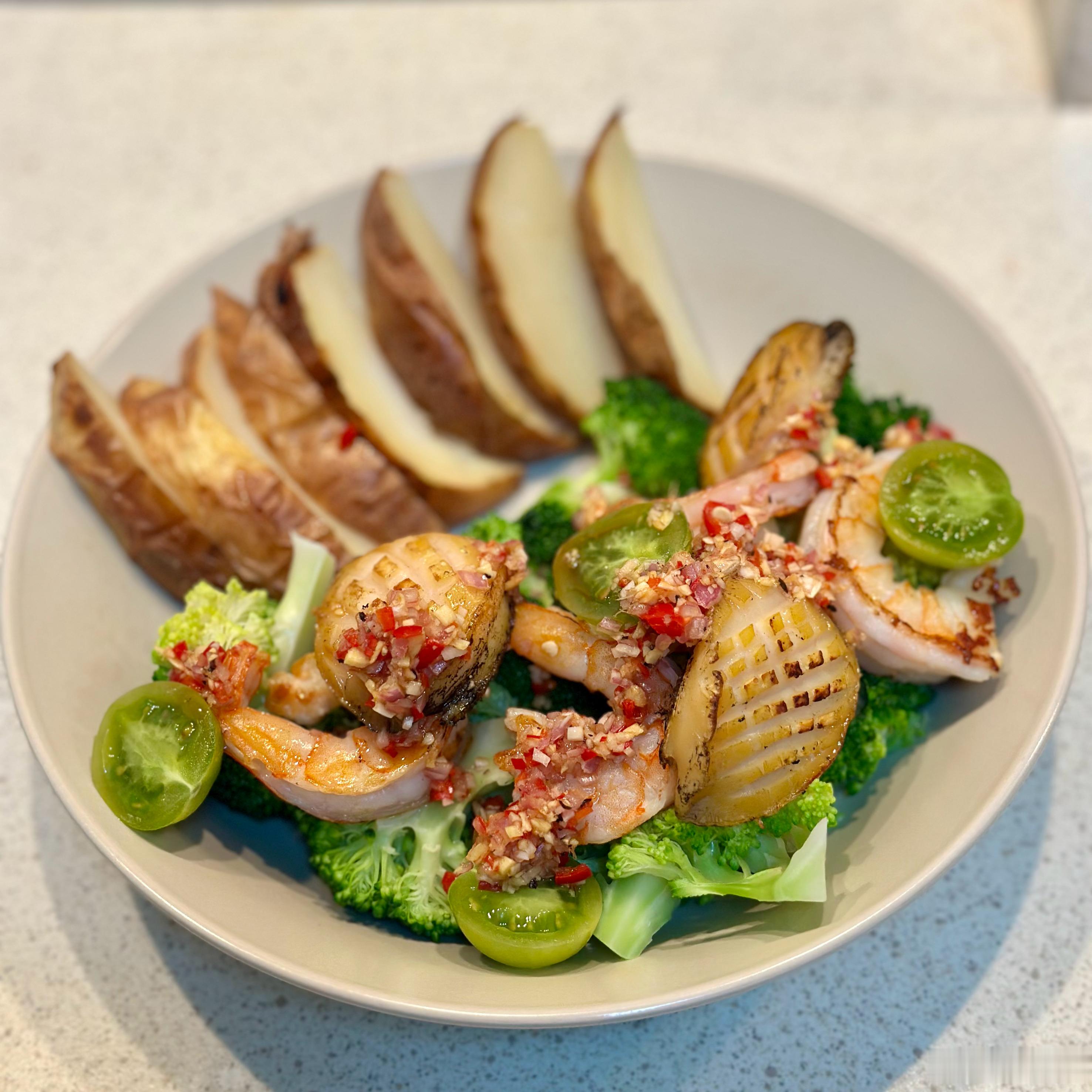 午餐。酸辣凉拌西兰花、虾和鲍鱼。鲍鱼和虾是煎的。因为今天要吃煎饼，平底锅已经烧好