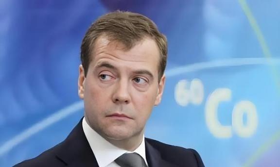 如果俄罗斯由梅德韦杰夫掌权，俄乌冲突应该早就结束了。梅德韦杰夫比普京对待外部势力