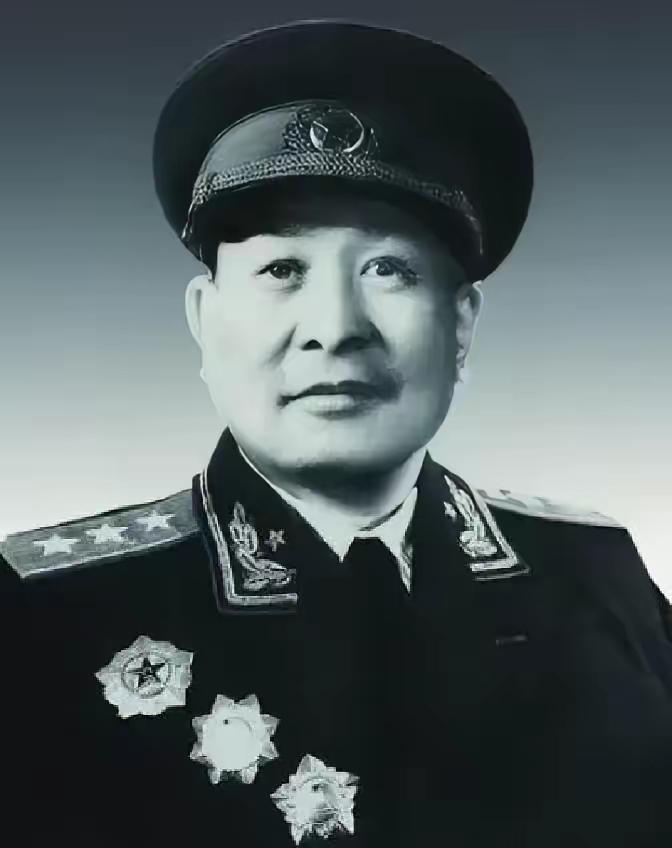 1944年，新四军一司务长因贪污四十元，被判处死刑，消息传到钟期光耳中后，他愤怒