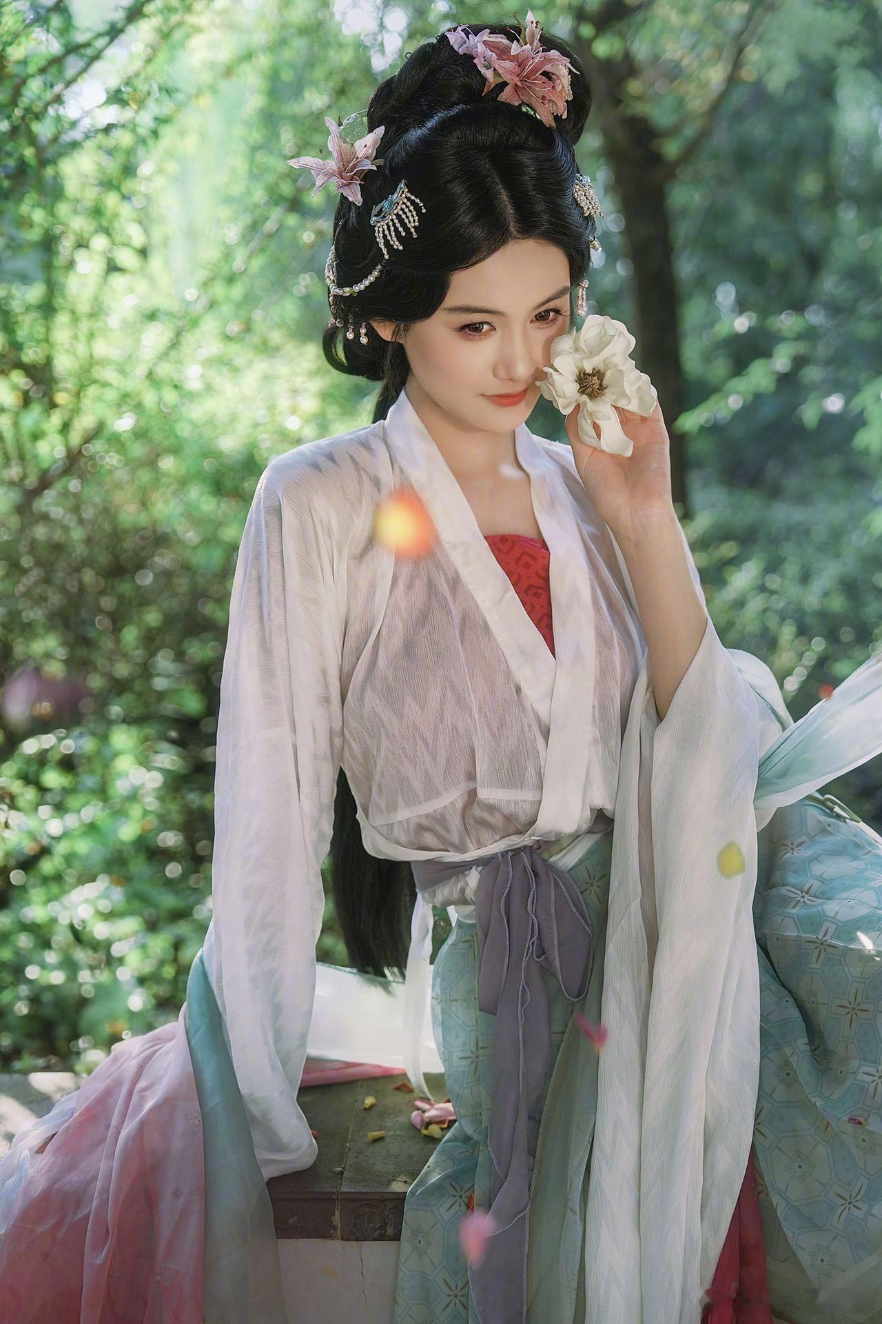 张籽沐05花买股 谁懂啊！张籽沐今天18岁生日卡点连发多套造型，从古风到甜酷风格