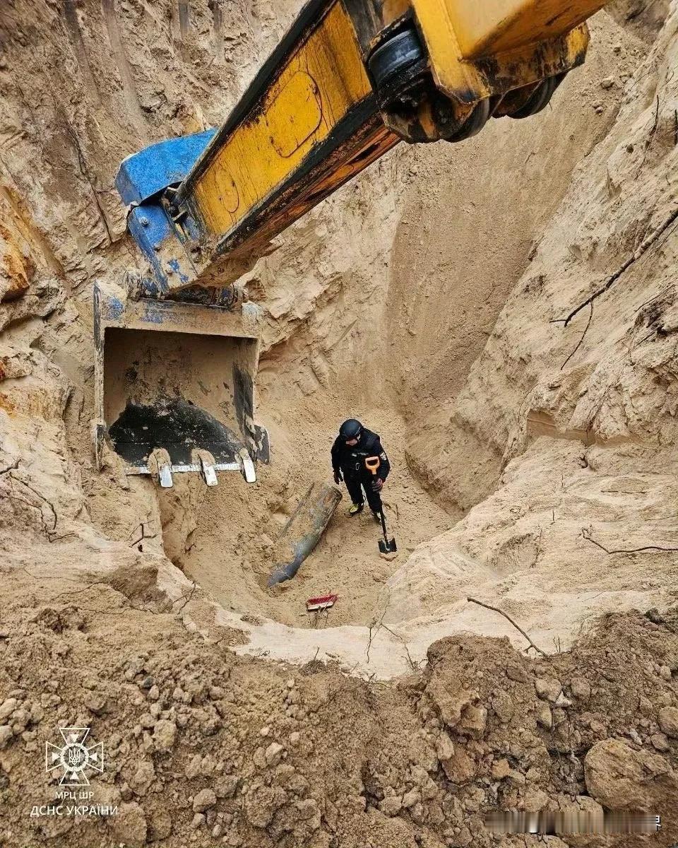 乌克兰挖出了在基辅地区被拦截击落的俄罗斯所谓的超高音速导弹“匕首”。

这再一次